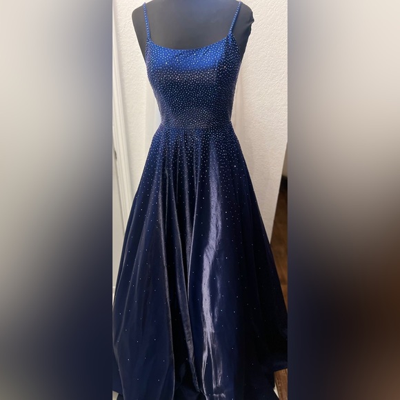 New designer evening dresses ✨ - Picture 4 of 12